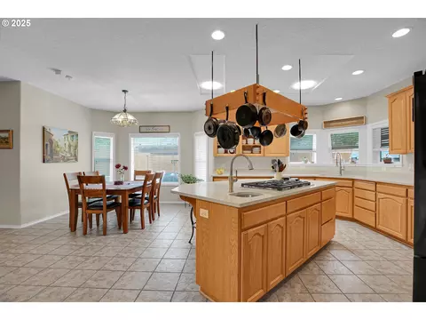 Kitchen - 620 Barbary Ct, Gladstone, OR 97027 photo 3 of 4