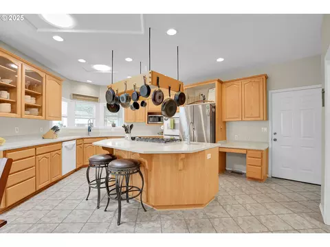 Kitchen - 620 Barbary Ct, Gladstone, OR 97027 photo 1 of 4