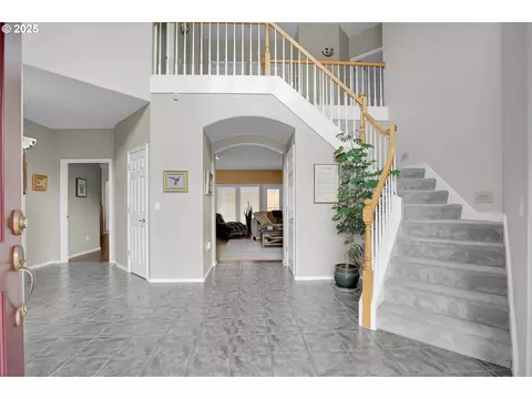 Entry Way - 620 Barbary Ct, Gladstone, OR 97027 photo 2 of 8