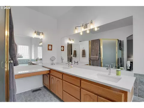Bath - 620 Barbary Ct, Gladstone, OR 97027 photo 3 of 5