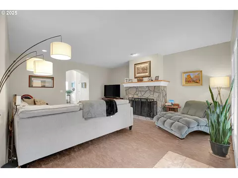 Living - 620 Barbary Ct, Gladstone, OR 97027 photo 2 of 2