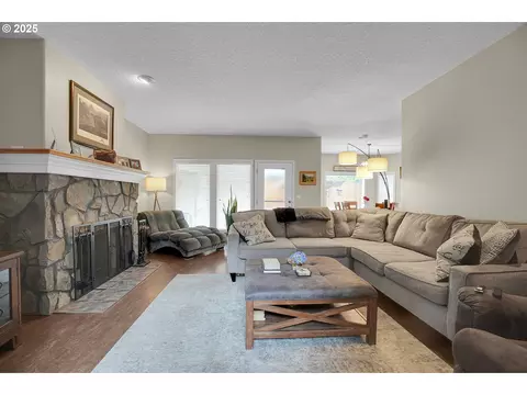 Living - 620 Barbary Ct, Gladstone, OR 97027 photo 1 of 2