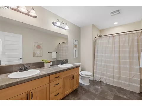 Bath - 12840 SE 257th Ave, Damascus, OR 97089 photo 5 of 5