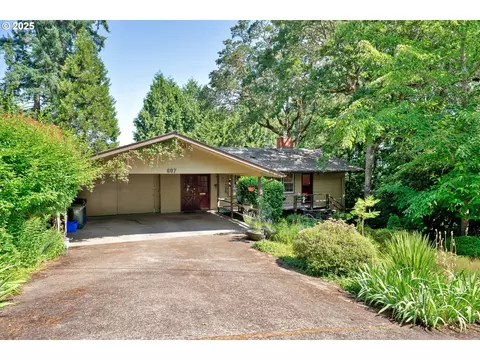 607 E 39th Pl, Eugene, OR 97405