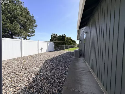 415 E Carter Dr, Hermiston, OR 97838 photo 2