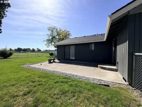 415 E Carter Dr, Hermiston, OR 97838 photo 3