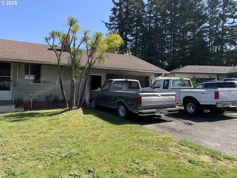 3795 Vista Ct, North Bend, OR 97459