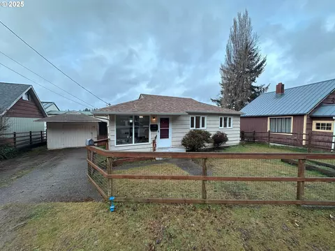 125 Elm Ave, Reedsport, OR 97467