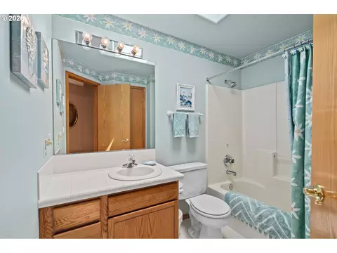 Bath - 3081 SW 31st St, Gresham, OR 97080 photo 4 of 4