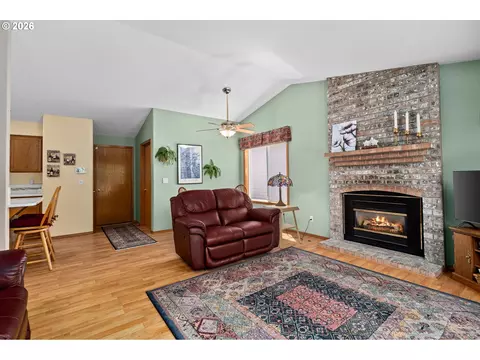 Living - 3081 SW 31st St, Gresham, OR 97080 photo 6 of 6