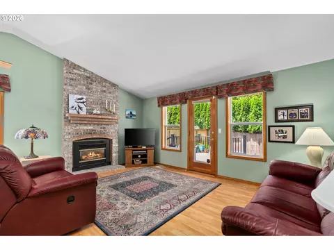 Living - 3081 SW 31st St, Gresham, OR 97080 photo 5 of 6
