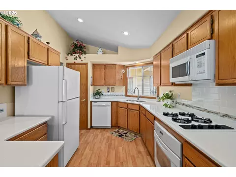 Kitchen - 3081 SW 31st St, Gresham, OR 97080 photo 2 of 5