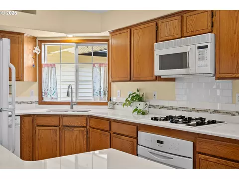 Kitchen - 3081 SW 31st St, Gresham, OR 97080 photo 4 of 5