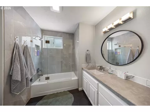 Bath - 3018 Ashley Loop, Eugene, OR 97405 photo 4 of 4