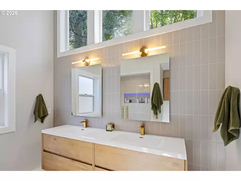 Bath - 3018 Ashley Loop, Eugene, OR 97405 photo 2 of 4
