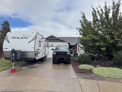 1922 Neva Ct, Cottage Grove, OR 97424