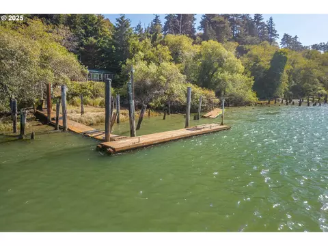57669 Parkersburg Rd, Bandon, OR 97411