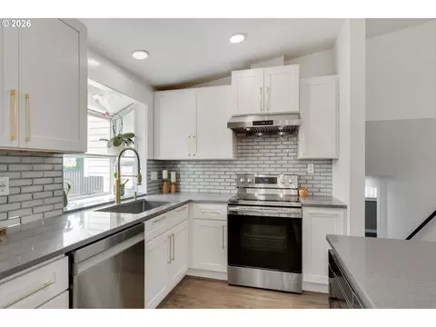 Kitchen - 2112 NW 15th Ct, Gresham, OR 97030 photo 3 of 6