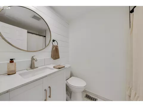 Bath - 2112 NW 15th Ct, Gresham, OR 97030 photo 3 of 3