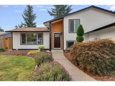 Exterior - 2112 NW 15th Ct, Gresham, OR 97030 photo 4 of 9