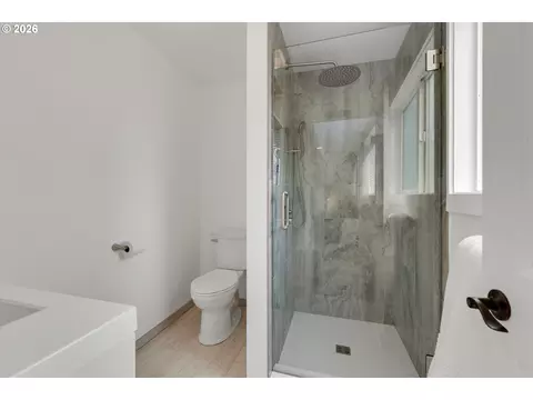 Bath - 2112 NW 15th Ct, Gresham, OR 97030 photo 1 of 3