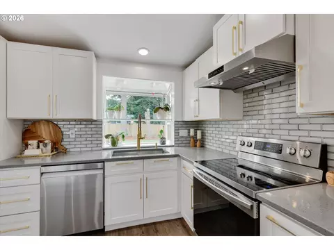 Kitchen - 2112 NW 15th Ct, Gresham, OR 97030 photo 4 of 6