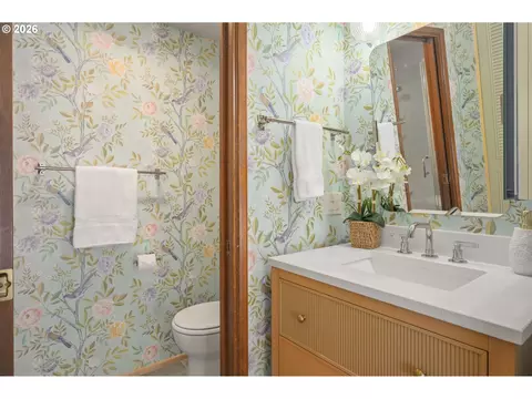 Bath - 2760 Malibu Way, Eugene, OR 97405 photo 2 of 5