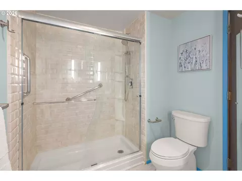 Bath - 2760 Malibu Way, Eugene, OR 97405 photo 5 of 5