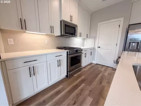 Kitchen - 614 SW 49th Dr, Gresham, OR 97080 photo 1 of 1