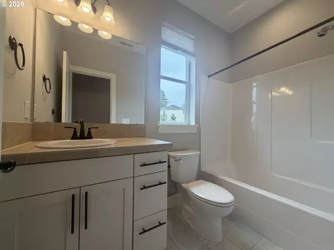 Bath - 614 SW 49th Dr, Gresham, OR 97080 photo 1 of 2