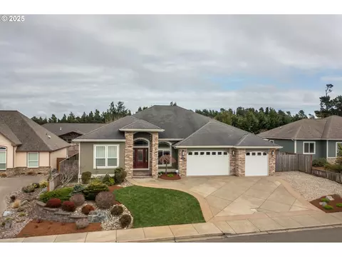 2165 Garfield St, North Bend, OR 97459