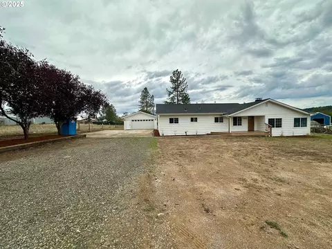 1858 Old Town Loop Rd, Oakland, OR 97462