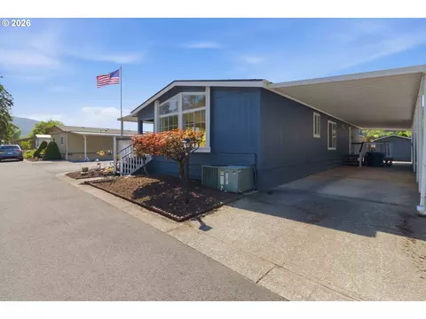 318 Peacock Ln, Kelso, WA 98626