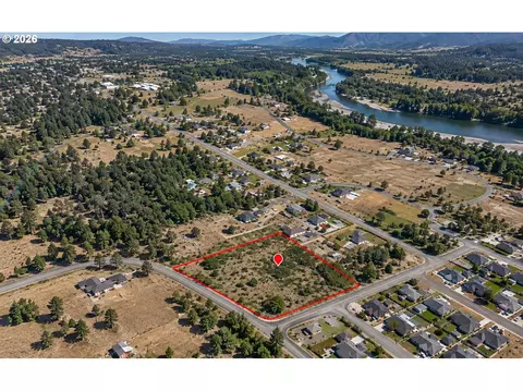751 Daisy Hill Rd, Cave Junction, OR 97523 photo 2