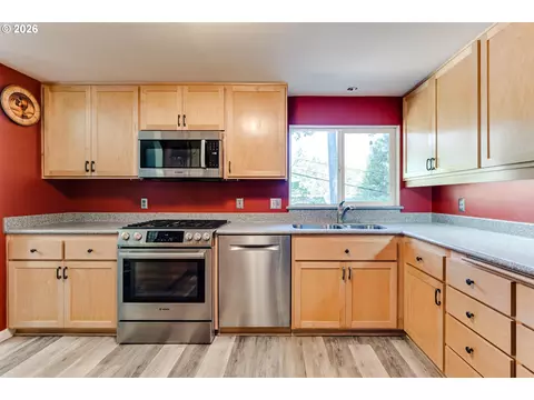 Kitchen - 365 E 50th Ave, Eugene, OR 97405 photo 2 of 3