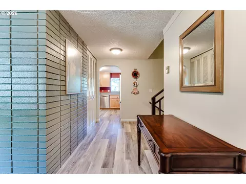 Entry Way - 365 E 50th Ave, Eugene, OR 97405 photo 2 of 2