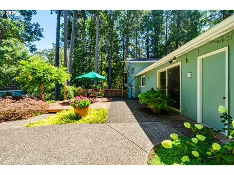 Exterior - 365 E 50th Ave, Eugene, OR 97405 photo 5 of 8
