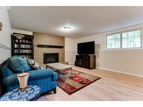 Living - 365 E 50th Ave, Eugene, OR 97405 photo 3 of 4