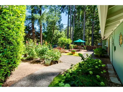 Exterior - 365 E 50th Ave, Eugene, OR 97405 photo 4 of 8