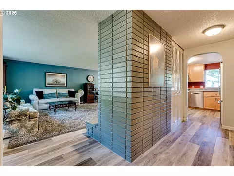 Entry Way - 365 E 50th Ave, Eugene, OR 97405 photo 1 of 2