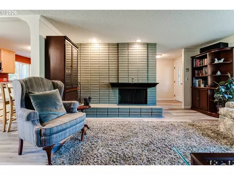Living - 365 E 50th Ave, Eugene, OR 97405 photo 2 of 4