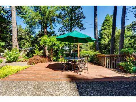 Exterior - 365 E 50th Ave, Eugene, OR 97405 photo 3 of 8