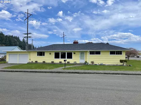 241 N 20th St, Reedsport, OR 97467