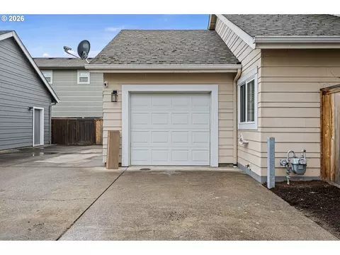 Exterior - 1620 Hamlet Ln, Eugene, OR 97402 photo 8 of 9
