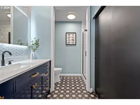 Bath - 1620 Hamlet Ln, Eugene, OR 97402 photo 1 of 5