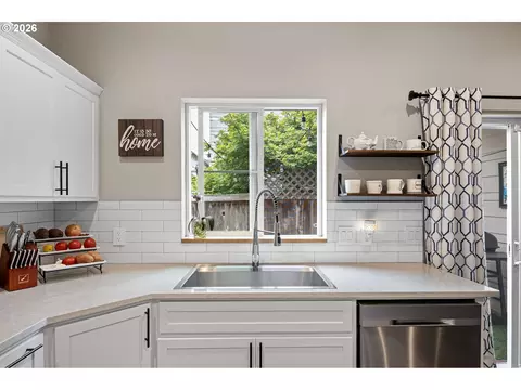 Kitchen - 1620 Hamlet Ln, Eugene, OR 97402 photo 3 of 4