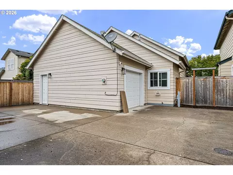 Exterior - 1620 Hamlet Ln, Eugene, OR 97402 photo 7 of 9