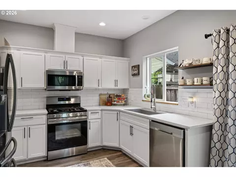 Kitchen - 1620 Hamlet Ln, Eugene, OR 97402 photo 2 of 4
