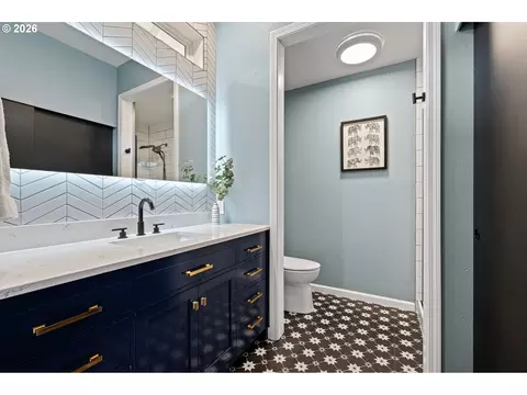 Bath - 1620 Hamlet Ln, Eugene, OR 97402 photo 2 of 5