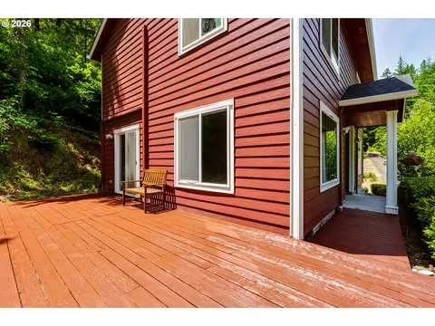 Exterior - 667 Kamapheema Pl, Eugene, OR 97405 photo 7 of 10